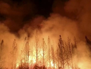 Ανεξέλεγκτη η μεγάλη πυρκαγιά στην Καλιφόρνια - Την βοήθεια του Τραμπ ζήτησε ο κυβερνήτης της πολιτείας (φώτο-βίντεο)